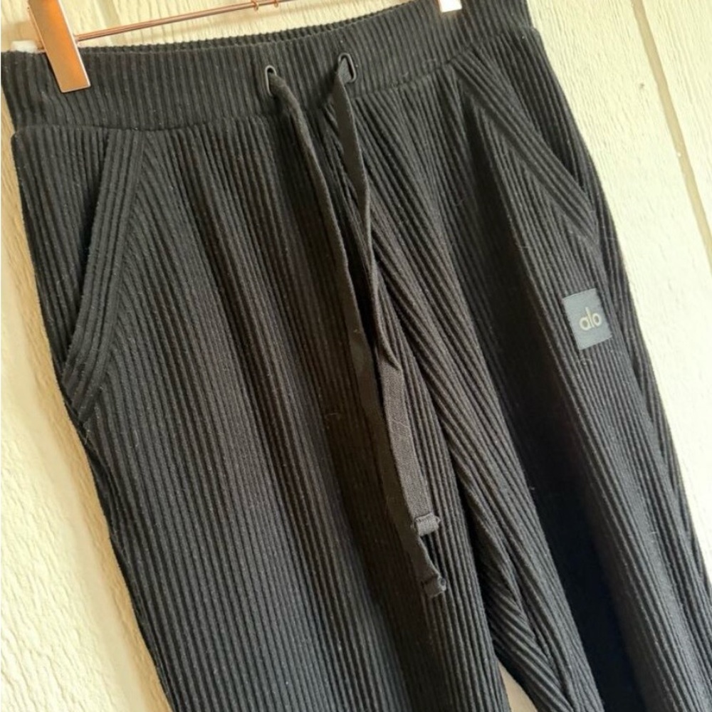 ALO Yoga BUNDLE Joggers & VNeck Top